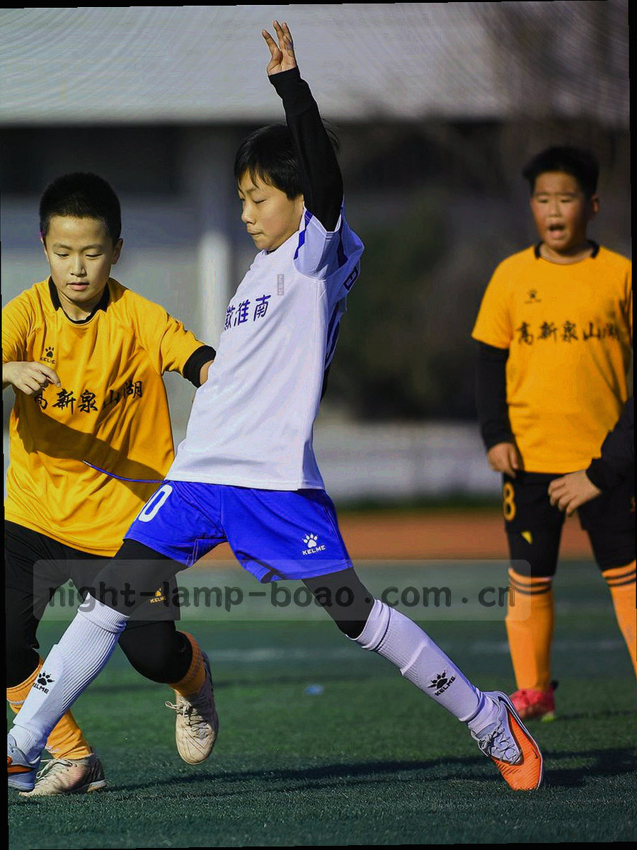 深夜桌前一只手放在键盘上，屏幕冷光与台灯暖光在桌面上交叠，画面安静